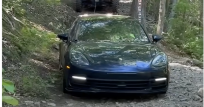Copertina di “Come è finita qui una Porsche da 140 mila euro?”: escursionisti si imbattono in una Panamera abbandonata su un sentiero tra i boschi, poi l’incredibile scoperta