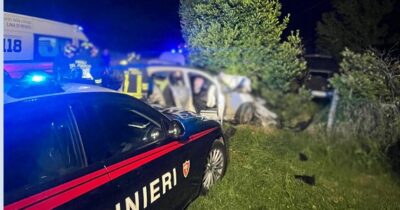 Copertina di Fuggono dai carabinieri e si scontrano con un’altra auto. Muore imprenditore agricolo