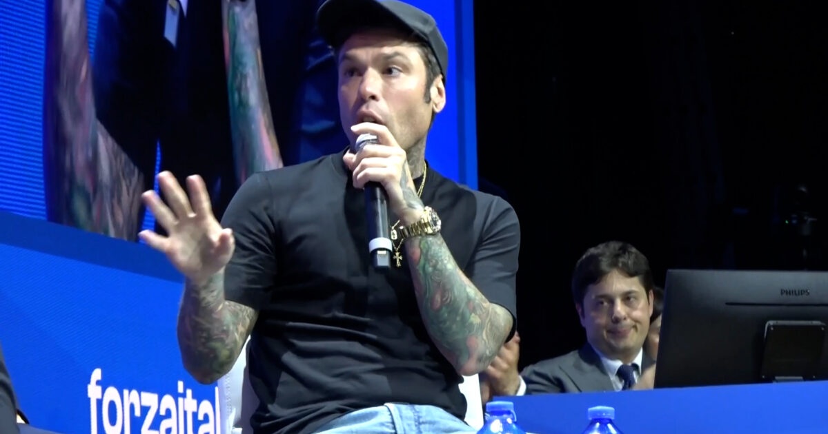 “Il pensiero suicida è un feto che cresce nel cranio ogni giorno e ti sussurra ‘basta’. Questa è la storia di uno che non ce l’ha fatta”: Fedez si racconta in un libro