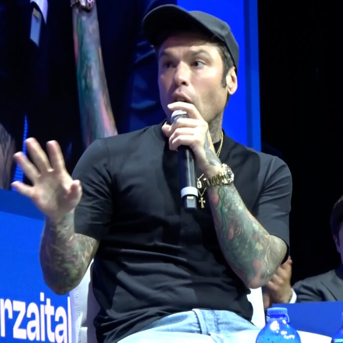 “Il pensiero suicida è un feto che cresce nel cranio ogni giorno e ti sussurra ‘basta’. Questa è la storia di uno che non ce l’ha fatta”: Fedez si racconta in un libro