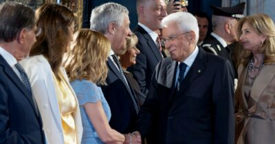 Copertina di Al Quirinale il solito coté di politici e tartine
