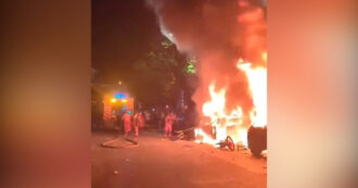 Champions League, guerriglia urbana a Parigi dopo la vittoria del Psg: la città in fiamme – Le immagini