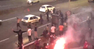 Copertina di Scontri a Parigi durante la finale di Champions: invasa la tangenziale. La polizia spara proiettili di gomma – Video