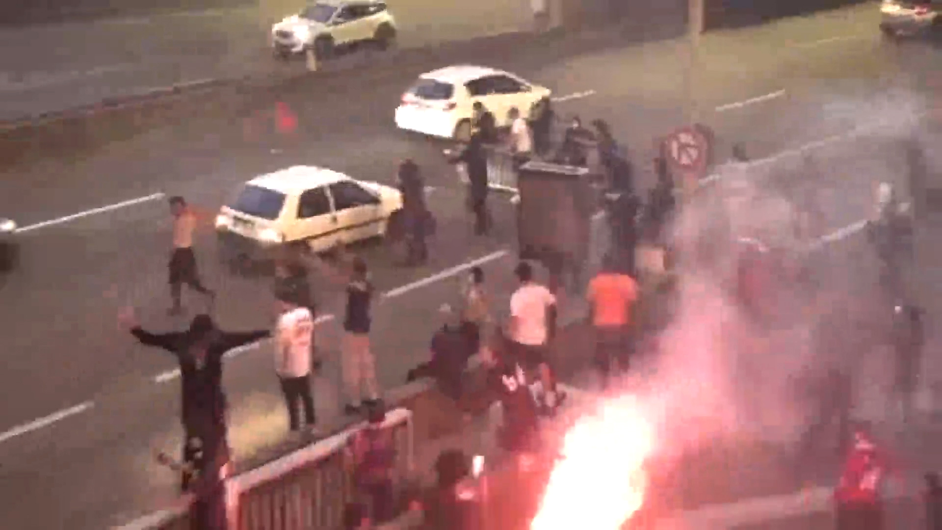 Scontri a Parigi durante la finale di Champions: invasa la tangenziale. La polizia spara proiettili di gomma – Video Scontri a Parigi durante la finale di Champions: invasa la tangenziale. La polizia spara proiettili di gomma – Video