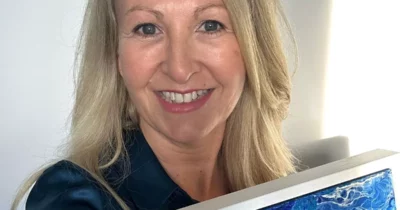 Copertina di Dipinge quadri con le ceneri dei defunti: “Ho iniziato con quelle di mia mamma, ora la gente mi manda quelle dei propri cari per posta e gli spedisco i ritratti”