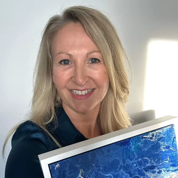 Dipinge quadri con le ceneri dei defunti: “Ho iniziato con quelle di mia mamma, ora la gente mi manda quelle dei propri cari per posta e gli spedisco i ritratti”