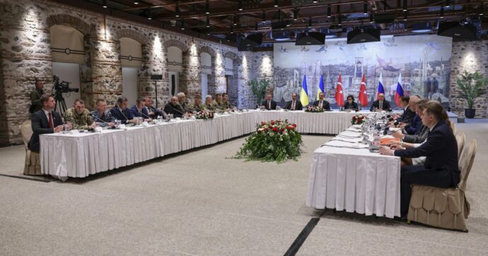 Kiev chiede un mese di tregua e incontro Zelensky-Putin. Mosca consegna il suo memorandum: tutte le condizioni per la pace