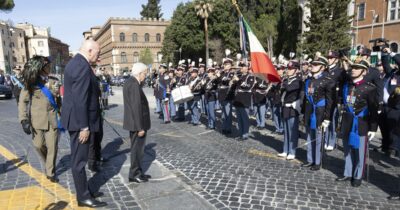 Copertina di 2 giugno, che confusione: tra bandiere issate al contrario, errori sulla ricorrenza e manifesti abusivi (contro il Re)