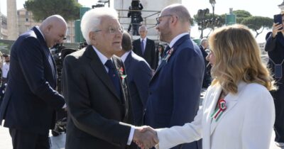 Copertina di 2 giugno, Mattarella: “L’Italia scelse libertà e pace”. Crosetto: “Abbandonare illusione che sia garantita per sempre”