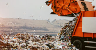 Copertina di Fusti, elettrodomestici e prodotti in ferro. I rifiuti pericolosi accumulati in un sito di Niscemi: 20 misure a Caltanissetta