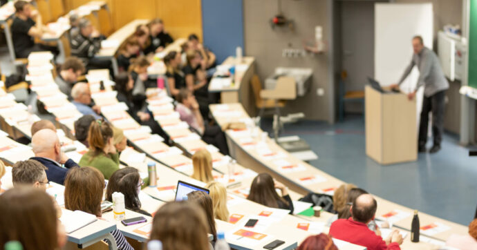 Didattica a distanza, sovraffollamento e ansia: come è andato il primo giorno di Medicina. Gli studenti: “Riforma Bernini? Propaganda”