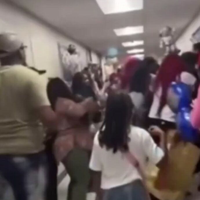 Scoppia una rissa tra genitori durante la cerimonia di consegna dei diplomi dell’asilo, i bimbi cercano di sedarli urlando “Fermatevi!” – IL VIDEO