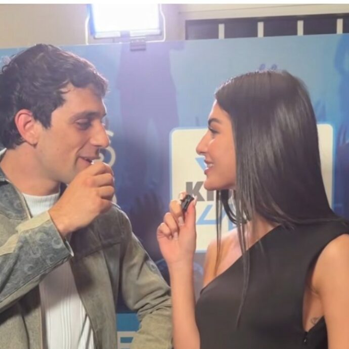 “Con chi hai mangiato l’altro giorno?”, “Ho avuto un date, te lo dico dopo”: Elisa Maino intervista il fidanzato fingendo di non conoscerlo, il video è virale