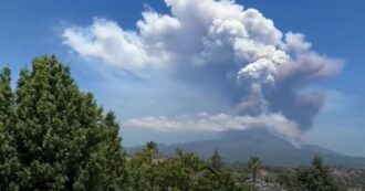 Copertina di Crollo su un fianco del cratere sud-est dell’Etna: nube eruttiva alta alcuni chilometri. Allerta per i voli