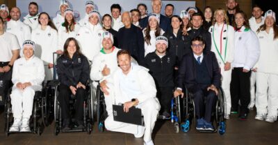 Copertina di “Il rispetto è uno dei valori più alti dello sport”: Giorgio Armani svela le sue nuove divise per gli atleti delle Olimpiadi di Milano-Cortina 2026