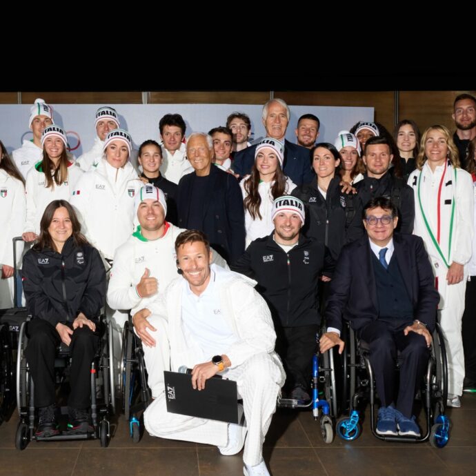 “Il rispetto è uno dei valori più alti dello sport”: Giorgio Armani svela le sue nuove divise per gli atleti delle Olimpiadi di Milano-Cortina 2026