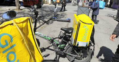 Copertina di Multa Ue da 329 milioni a Delivery Hero e Glovo: “Hanno fatto cartello riducendo le opportunità per i lavoratori”