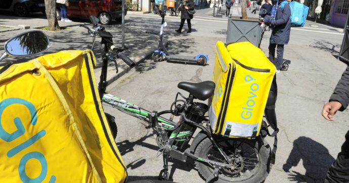 Multa Ue da 329 milioni a Delivery Hero e Glovo: “Hanno fatto cartello riducendo le opportunità per i lavoratori”