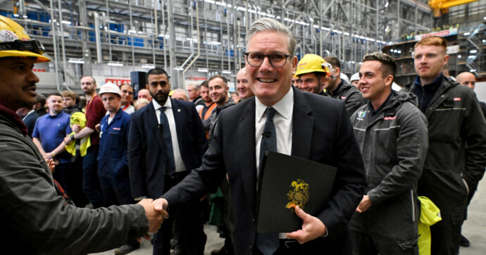 Starmer rafforza la linea anti-Russia: “Dobbiamo essere pronti alla guerra”