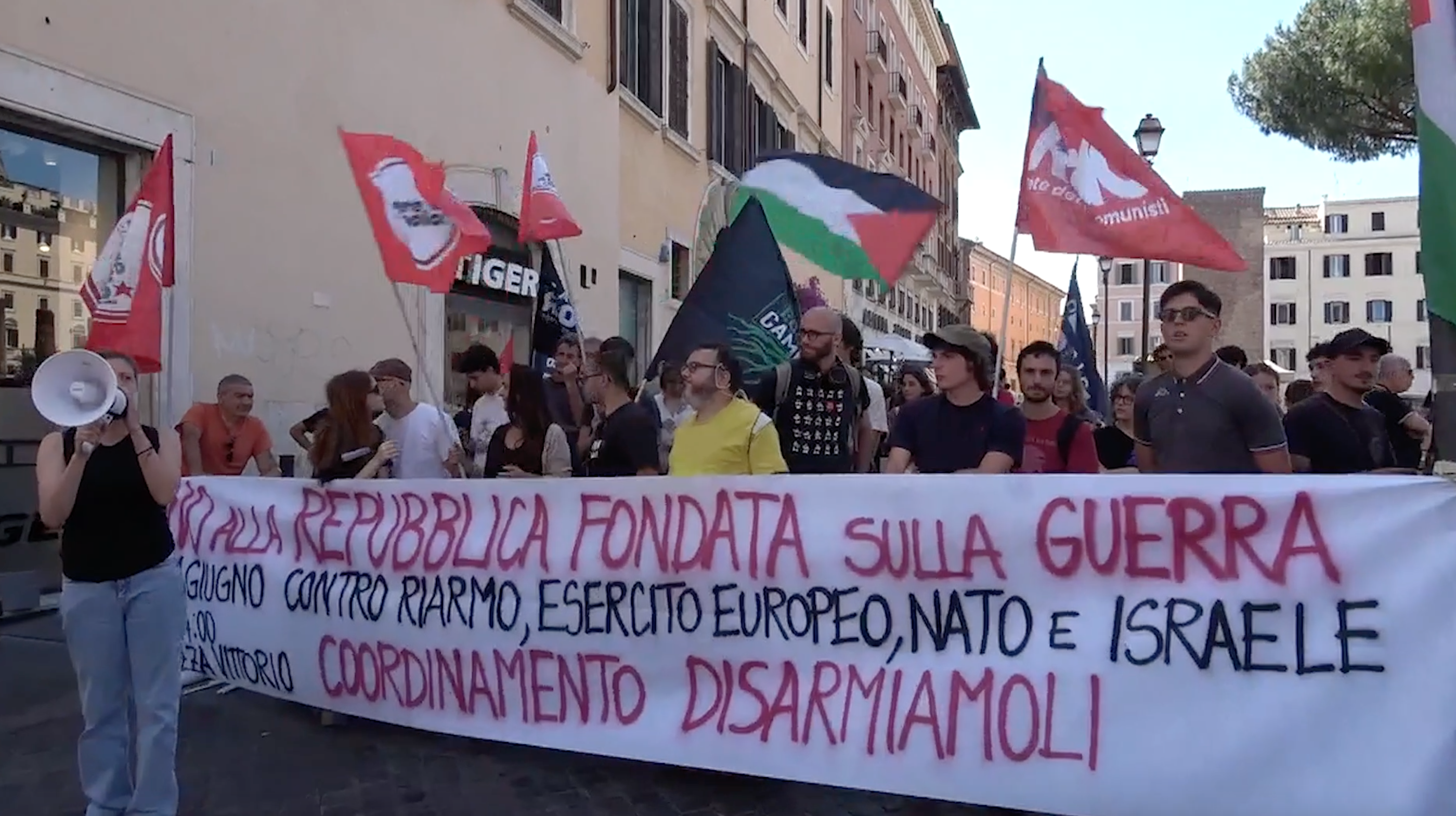 2 giugno, la protesta di Potere al Popolo a Roma: “No a una Repubblica fondata sulle armi e sulla guerra” 2 giugno, la protesta di Potere al Popolo a Roma: “No a una Repubblica fondata sulle armi e sulla guerra”