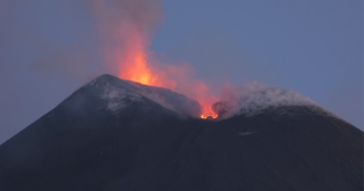 Copertina di Etna, così è iniziata l’eruzione: le immagini girate all’alba e in mattinata