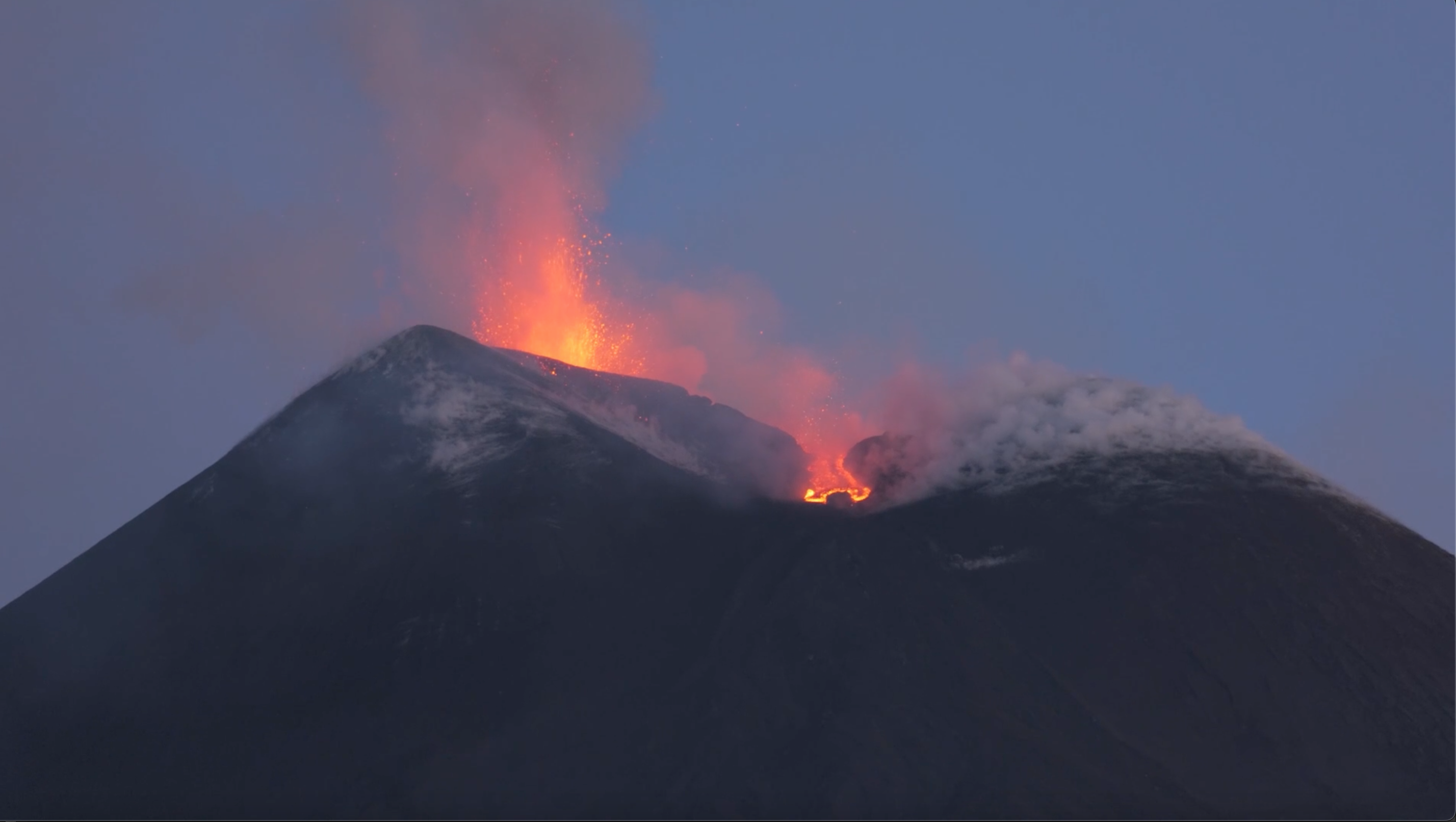 Etna, così è iniziata l’eruzione: le immagini girate all’alba e in mattinata Etna, così è iniziata l’eruzione: le immagini girate all’alba e in mattinata