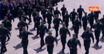 Copertina di 2 giugno, torna l’urlo “Decima” alla parata militare: il grido del Comsubin davanti al palco istituzionale