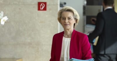Copertina di Von der Leyen annuncia una riduzione del tetto al prezzo del petrolio russo. Quotazioni in aumento