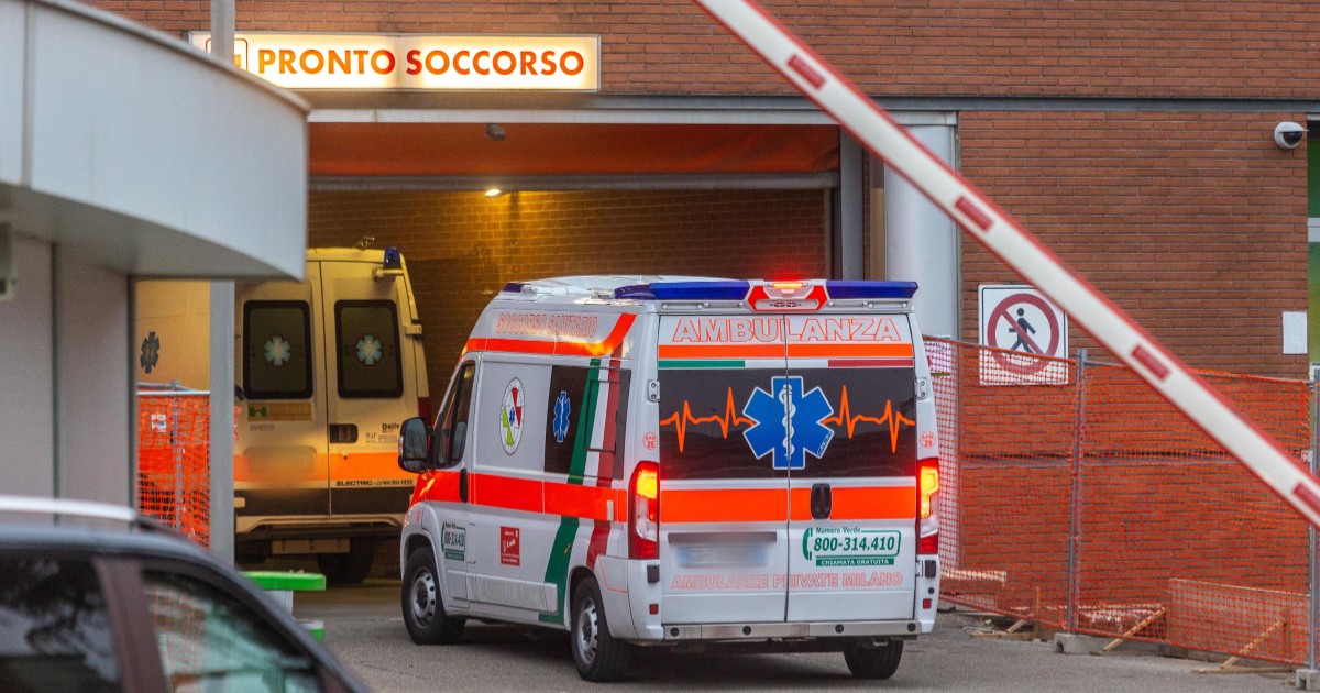 barista si rifiuta di servirgli da bere uomo gli lancia liquido infiammabile e gli dà fuoco