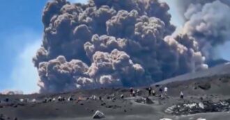 Copertina di Etna in eruzione, la nube alta chilometri e la fuga dei turisti in quota: il video