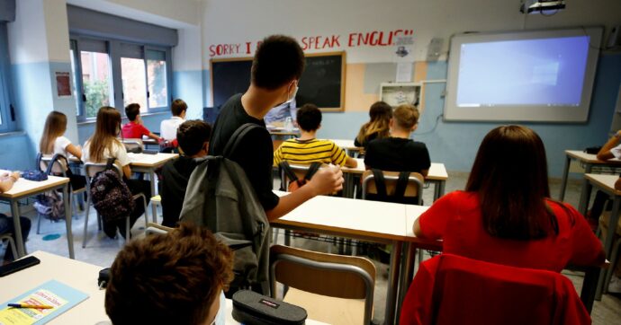 Prende un due,  aggredisce la prof: giovane querelato