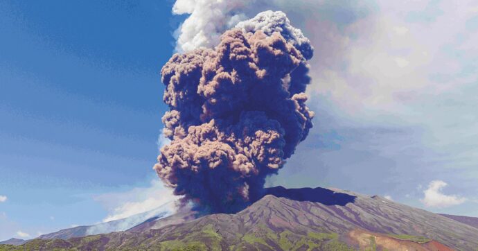 Crolla parte del cratere dell’Etna. È panico sui  social, ma la Regione: “Nessun pericolo”