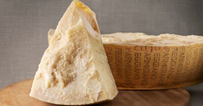 Copertina di “Questo è Grana Padano”. Nel menù c’è il Parmigiano Reggiano ma viene servito l’altro formaggio: 4 mila euro di multa per il ristorante