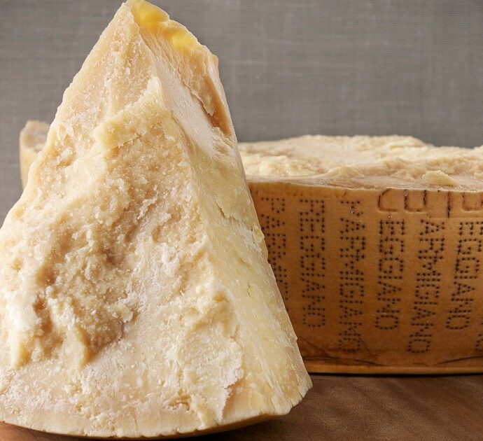 “Questo è Grana Padano”. Nel menù c’è il Parmigiano Reggiano ma viene servito l’altro formaggio: 4 mila euro di multa per il ristorante