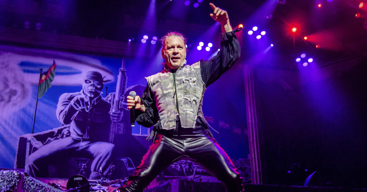 per gli egoisti che hanno filmato il concerto non vi auguriamo altro che un braccio molto dolorante iron maiden contro l uso dei cellulari durante lo show