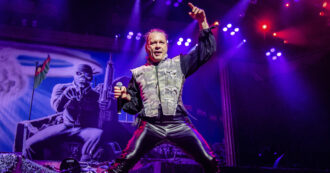 “Per gli egoisti che hanno filmato il concerto, non vi auguriamo altro che un braccio molto dolorante!”: Iron Maiden contro l’uso dei cellulari durante lo show