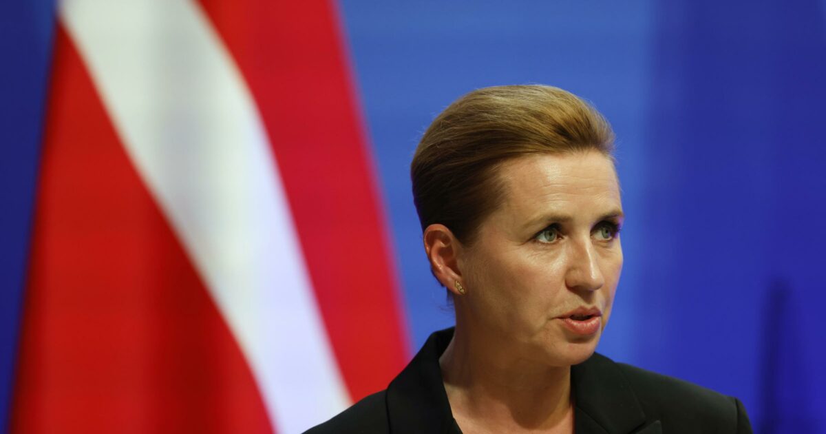la premier danese frederiksen indossa l elmetto basta rigore nei conti spendiamo in armi il più possibile
