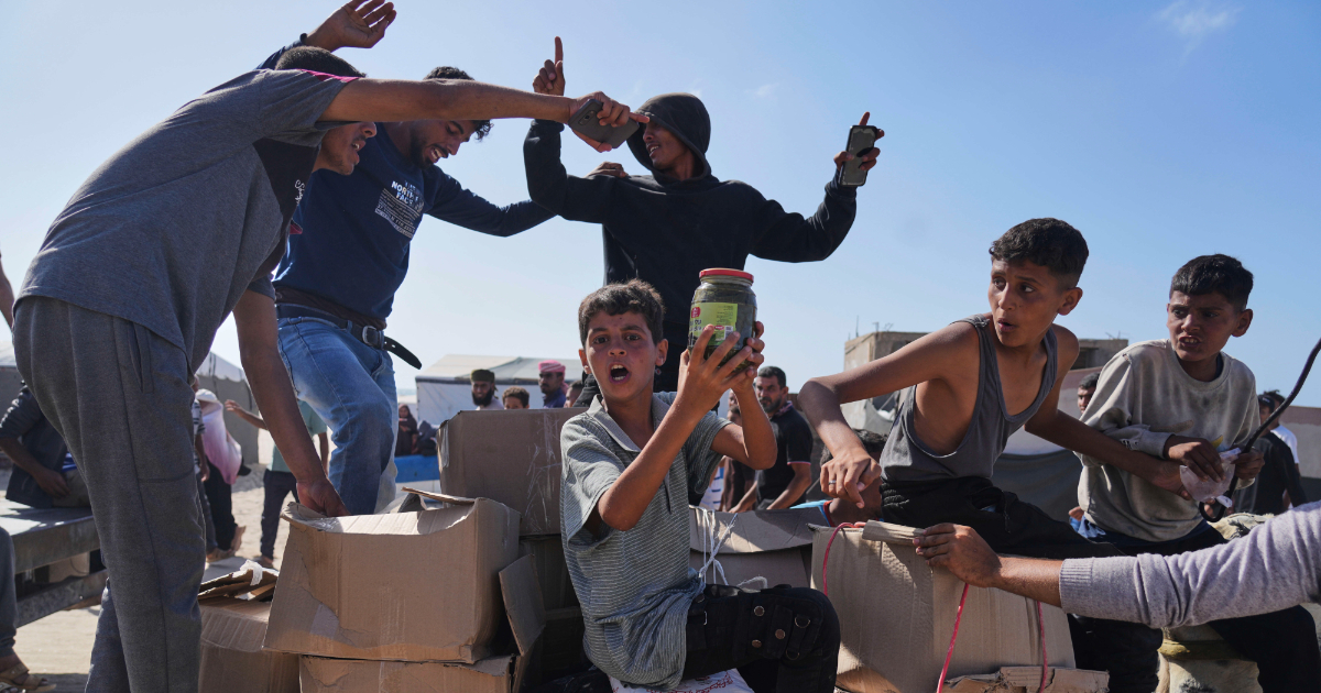 Gaza, media: “Israele spara contro palestinesi in fila per il cibo, 24 morti”. L’Idf conferma: “Individui sospetti” Gaza, media: “Israele spara contro palestinesi in fila per il cibo, 24 morti”. L’Idf conferma: “Individui sospetti”