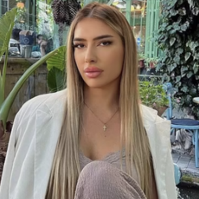 Slaccia l’imbracatura di sicurezza mentre fa parasailing e cade nel vuoto: modella 19enne muore mentre gira uno spot, l’ipotesi “attacco di panico”