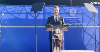 Copertina di Il comico Jimmy Kimmel riceve la cittadinanza italiana: “Mia nonna diceva che avevo il cervello di un criceto…”