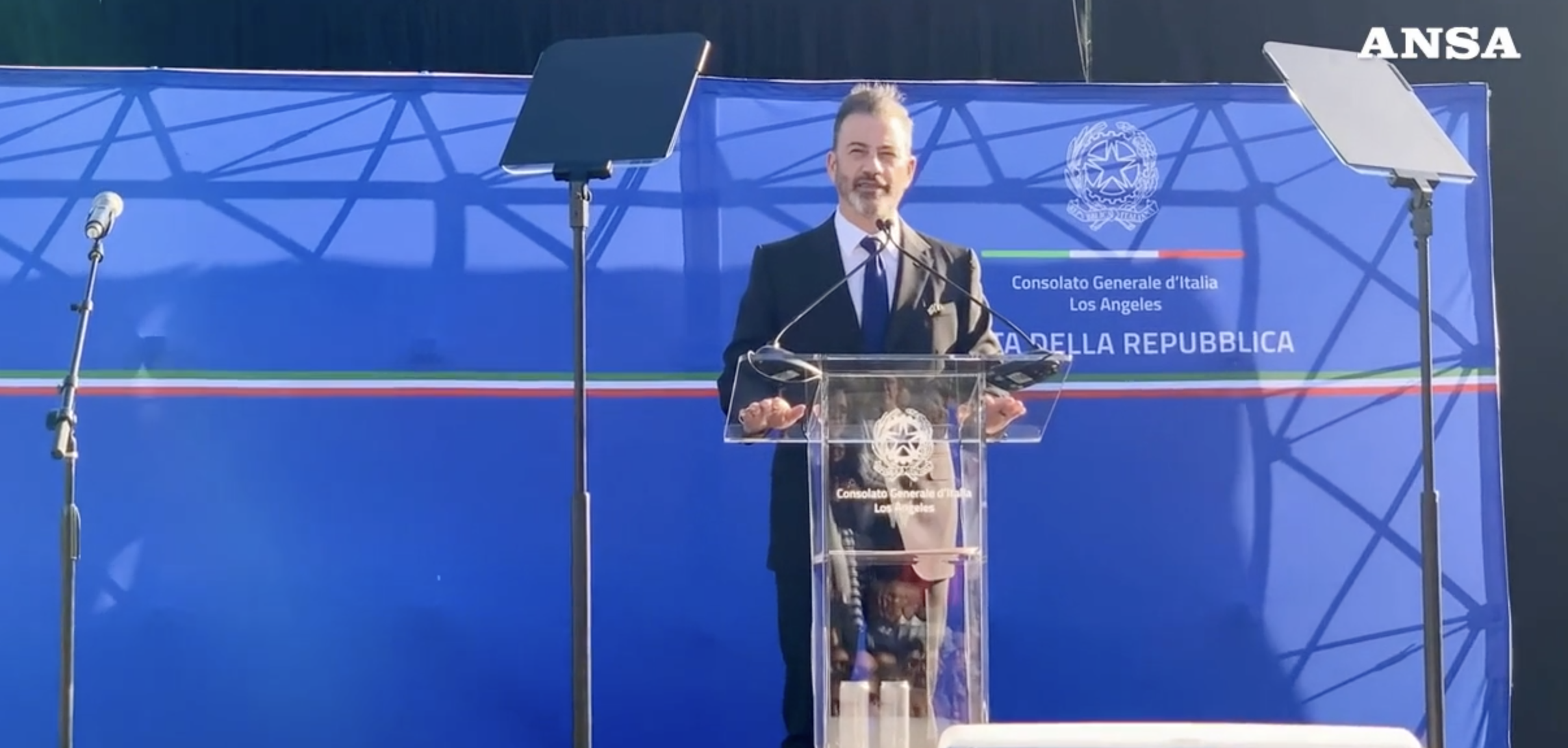 Il comico Jimmy Kimmel riceve la cittadinanza italiana: “Mi diceva che avevo il cervello di un criceto…”