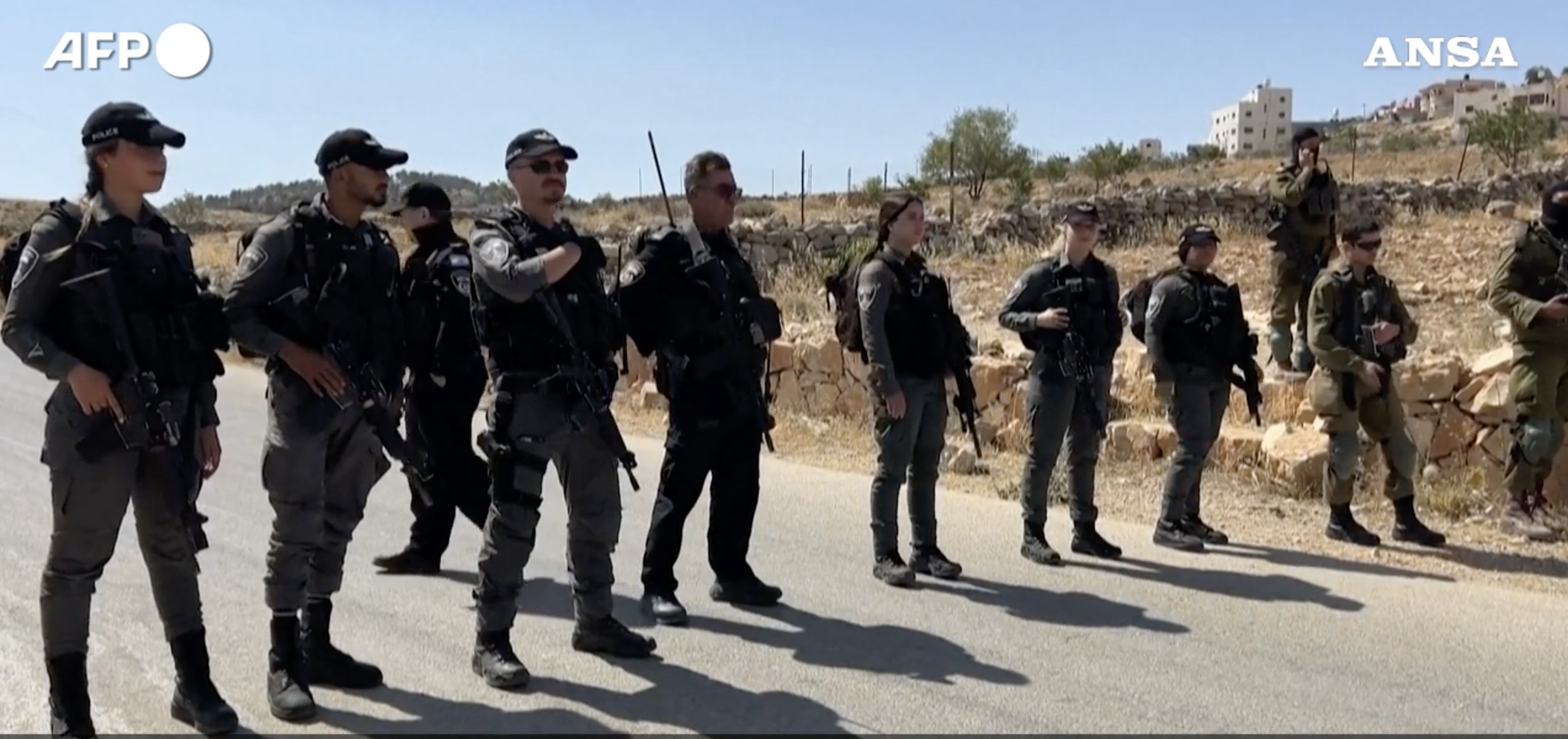 Cisgiordania, l’esercito israeliano impedisce ai giornalisti di entrare nel villaggio di Masafer Yatta Cisgiordania, l’esercito israeliano impedisce ai giornalisti di entrare nel villaggio di Masafer Yatta