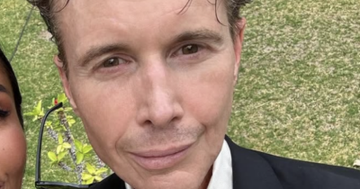 Copertina di “Avevo una macchia bianca sulla lingua. I medici dissero che era stress. Invece era un cancro che mi ha tolto il gusto”: il dramma dello chef Grant Achatz