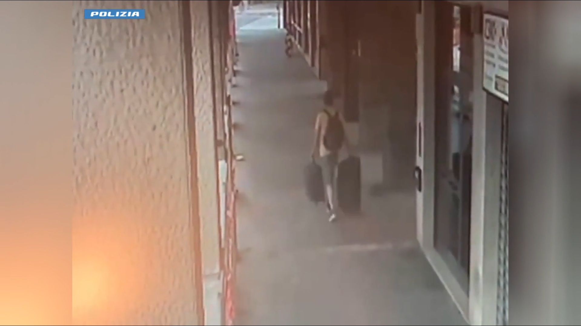 Duplice omicidio a Bologna, il video della fuga del presunto assassino: zaino in spalla e due valigie, è diretto in aeroporto