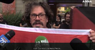 Copertina di Maschera licenziata per aver urlato “Palestina libera” alla Scala, il presidio dei colleghi: “Scelta politica”