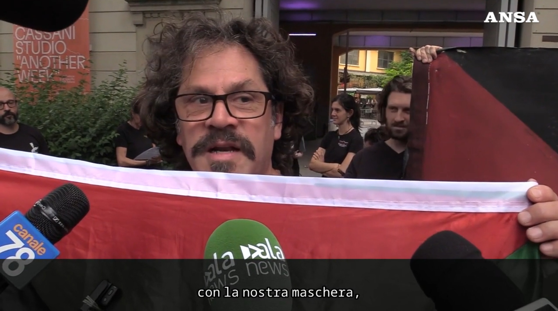 Maschera licenziata per aver urlato “Palestina libera” alla Scala, il presidio dei colleghi: “Scelta politica” Maschera licenziata per aver urlato “Palestina libera” alla Scala, il presidio dei colleghi: “Scelta politica”