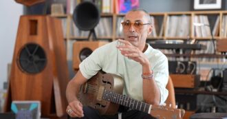 Copertina di Alex Britti: “A Sanremo non mi vogliono, preferiscono i cantautori da Instagram. Lucio Corsi? Bravo, ma arriva prima il personaggio”