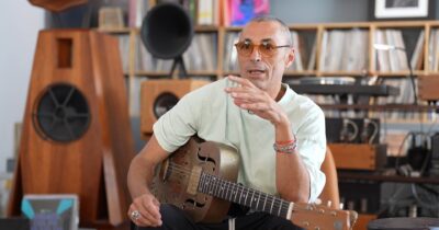 Copertina di Alex Britti: “A Sanremo non mi vogliono, preferiscono i cantautori da Instagram. Lucio Corsi? Bravo, ma arriva prima il personaggio”