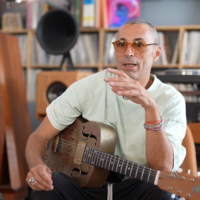 Alex Britti: “A Sanremo non mi vogliono, preferiscono i cantautori da Instagram. Lucio Corsi? Bravo, ma arriva prima il personaggio”