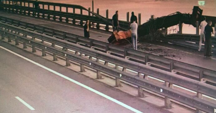 007 ucraini: “Colpito il ponte di Crimea, esplosivo nei piloni sott’acqua”. È il terzo attacco all’infrastruttura